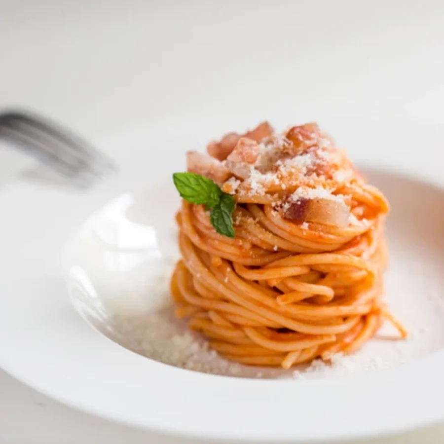 Gotowa amatriciana na talerzu