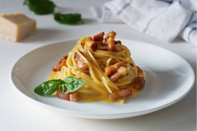 Spaghetti alla carbonara z guanciale