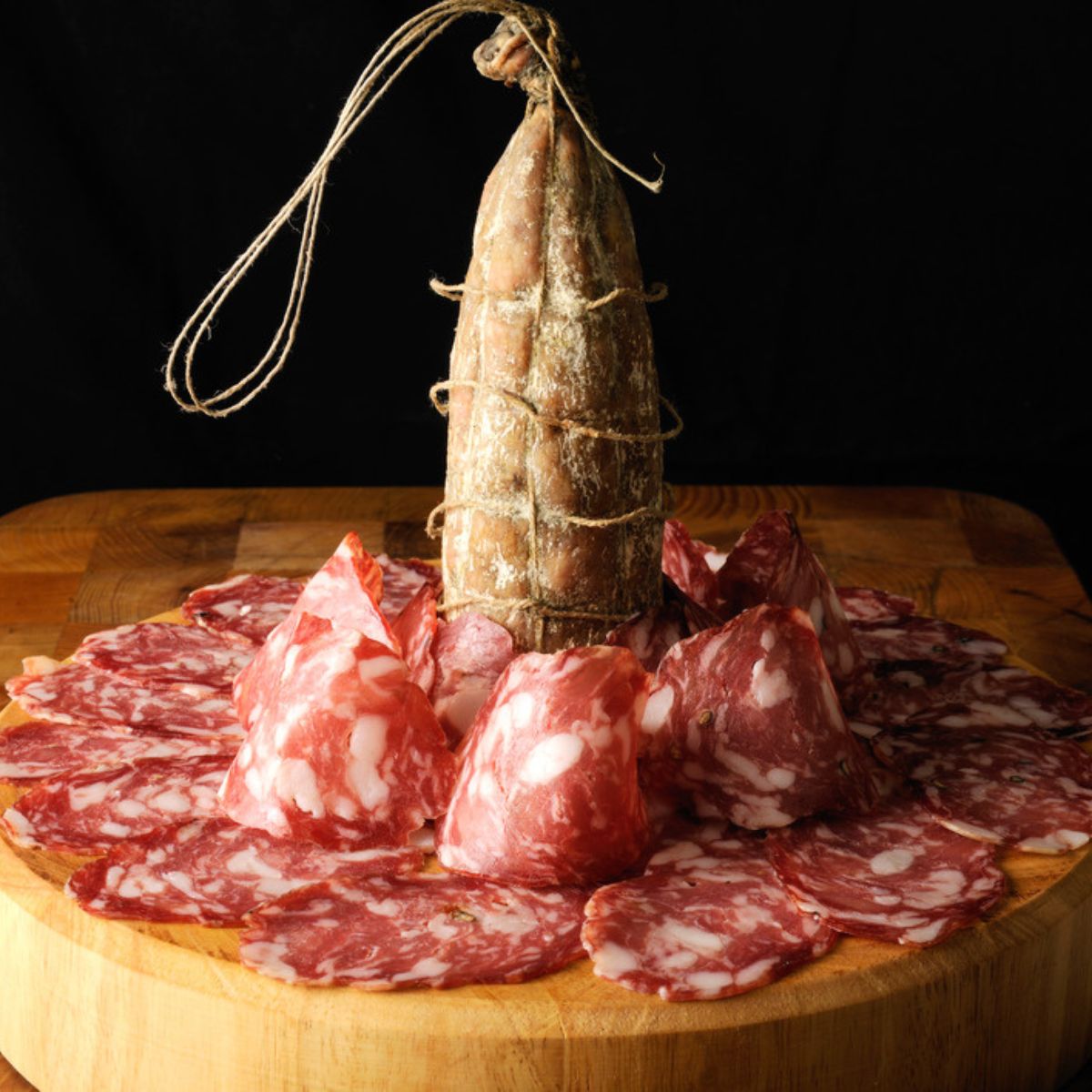 Salame w całości oraz pokrojone w cienkie plastry