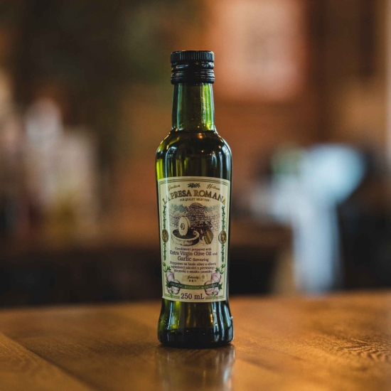 Oliwa z oliwek o smaku czosnku 250ml - La Presa Romana Extra Virgin Olive Oil Garlic