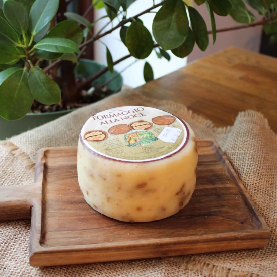 Ser Pecorino z orzechami PREMIUM - Pecorino Toscano Stagionato con le Noci DOP na wagę