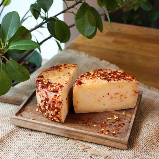 Ser Pecorino z papryką peperoni PREMIUM Długodojrzewający - Pecorino Toscano Stagionato con Peperoncino DOP