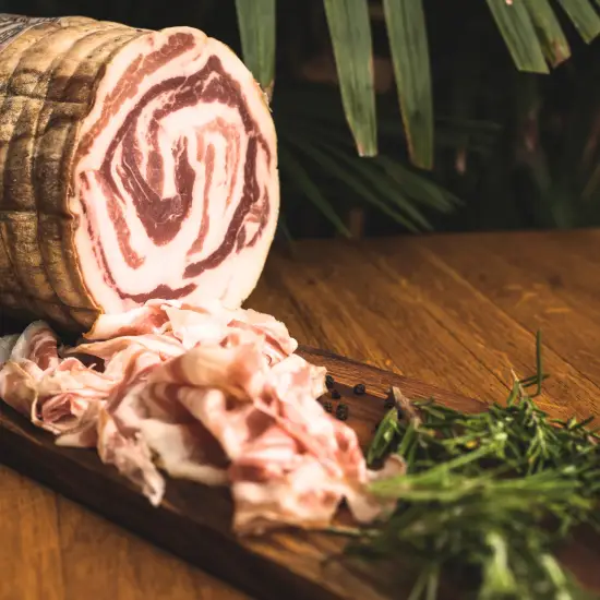 Dojrzewająca Pancetta Arrotolata Stagionata - PREMIUM - wędlina w cienkich plastrach - Corte Camerlenga