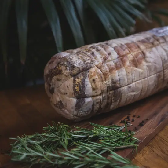 Dojrzewająca Pancetta Arrotolata Stagionata - PREMIUM - wędlina w cienkich plastrach - Corte Camerlenga