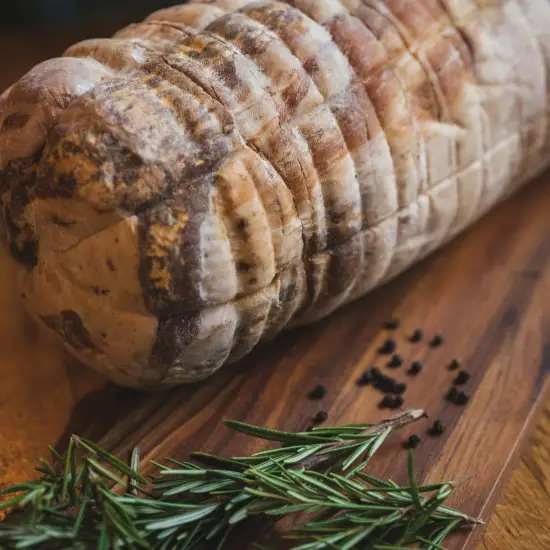 Dojrzewająca Pancetta Arrotolata Stagionata - PREMIUM - wędlina w cienkich plastrach - Corte Camerlenga