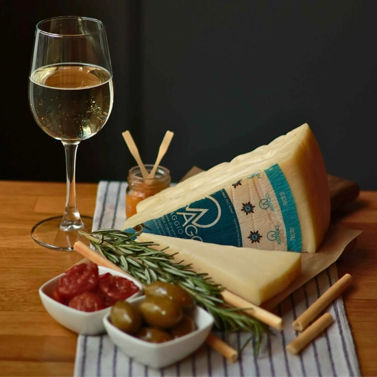 Asiago DOP - delikatny, miękki ser z mleka krowiego na wagę