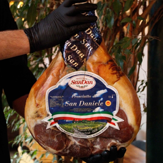Długo dojrzewająca szynka San Daniele PREMIUM - wędlina w cienkich plastrach - PROSCIUTTO DI SAN DANIELE DOP