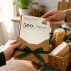 Wręczenie bonu podarunkowego Mercato Tricolore przy koszu z włoskimi produktami