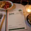 Bon podarunkowy Mercato Tricolore 500 zł na stoliku w restauracji